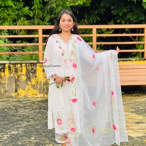 Elegante indische A-Linie Viskose Kurti mit Hose & Dupatta Front Stickerei. Set 3-tlg. Partykleid, Hochzeitskleider, Geschenk für Sie/Schwester