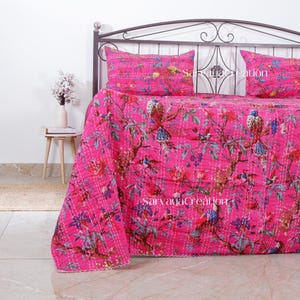 Pode incluir: Colcha kantha floral rosa com um padrão de pássaros e flores. A colcha é feita de algodão e é costurada à mão. É uma colcha tradicional indiana e é perfeita para adicionar um toque de estilo boêmio à sua casa.