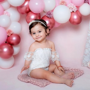Mono de encaje blanco con hombros descubiertos para niña, atuendo para primer pastel de bebé, foto de hito de medio cumpleaños para recién nacida, mono de niñera para vacaciones.