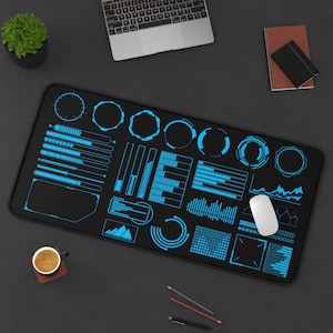 Könnte beinhalten: Eine schwarze Gaming-Mausmatte mit futuristischem Design in Blau und Weiß. Die Mausmatte zeigt verschiedene Formen und Muster, darunter Kreise, Linien und Gitter. Eine weiße kabellose Maus liegt auf der Mausmatte.