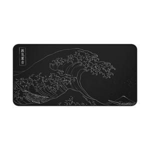 Könnte beinhalten: Schwarz-weiß-Linienkunst-Illustration einer großen Welle, die über einen Berg bricht. Der japanische Text "神奈川沖浪裏" steht in der oberen linken Ecke des Bildes.