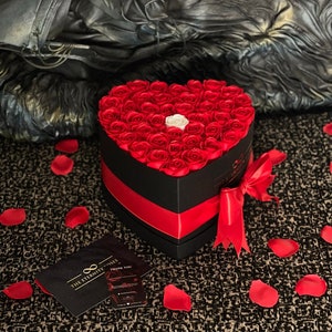 The One – Élégante jardinière en forme de coeur de roses rouges et blanches | Cadeau de luxe avec carte de vœux personnalisée | Fait main en Grèce