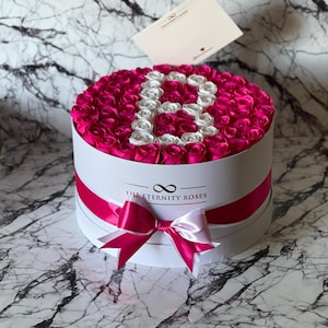 Personalisierte Initial Rose Box - Luxus handgefertigt in Griechenland Blumengeschenk mit benutzerdefiniertem Buchstaben