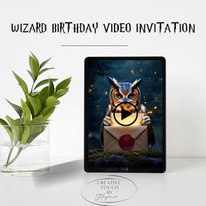 Peut inclure: Une invitation vidéo numérique pour une fête d'anniversaire sur le thème des sorciers. L'invitation présente un hibou tenant une enveloppe avec un sceau de cire. Le texte "WIZARD BIRTHDAY VIDEO INVITATION" est en haut de l'image.