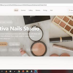 Könnte beinhalten: Ein Screenshot der Website für Astiva Nails Studio. Die Seite zeigt den Namen des Studios, eine Beschreibung seiner Dienstleistungen und Schönheitsprodukte, darunter eine Make-up-Palette, Mascara und Puder.