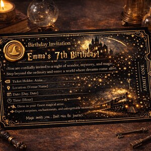 Op de afbeelding: Een zwart-gouden verjaardagsuitnodiging met de tekst "Emma's 7th Birthday!" toont een kasteel, trein en sterren. De uitnodiging bevat regels voor de tickethouder, locatie, datum en tijd. Een gouden zegel met een tovenaars hoed staat bovenaan.