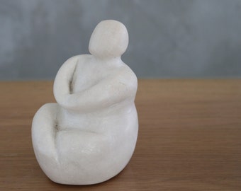 Handgefertigte Speckstein Figur, Unikat, Einzelstück, Dekoration, Geschenkidee, "Ästhetische Reinheit: Skulptur aus weißem Speckstein"