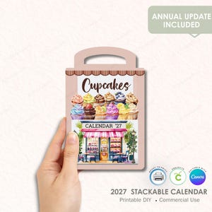 Può includere: Calendario impilabile 2027 a tema cupcake. Il design include la parola "Cupcakes", immagini di cupcake e un'illustrazione di una vetrina. Il calendario è pronto per la stampa e modificabile con Canva.