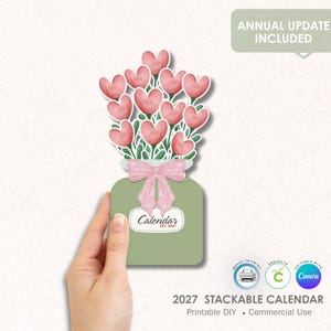 Puede incluir: Un diseño de calendario apilable con un ramo de corazones rosas de acuarela en un jarrón verde con un lazo rosa. El texto "Calendar" y "EST. 2027" están en el jarrón. También están presentes las palabras "ANNUAL UPDATE INCLUDED".