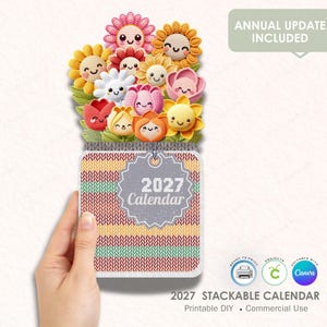 Könnte beinhalten: Ein stapelbarer Kalender für 2027 mit einem Strauß lächelnder, gehäkelter Blumen in verschiedenen Farben. Der Kalender hat ein Strickmuster und enthält den Text „Jährliches Update inklusive“. Der untere Teil des Kalenders lautet „Stapelbarer Kalender 2027“.