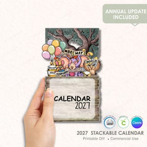 Peut inclure: Un calendrier empilable 2027 avec un design en bois. La partie supérieure présente des animaux de dessins animés et des ballons, avec les mois étiquetés. La partie inférieure affiche "CALENDAR 2027". L'image comprend le texte "ANNUAL UPDATE INCLUDED" et "2027 STACKABLE CALENDAR".