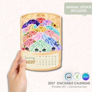 Pode incluir: Um calendário de parede para 2027 em forma de cesta de vapor de bambu cheia de bolinhos ilustrados coloridos com rostos. O calendário exibe o mês de janeiro de 2027 com uma grade de datas. O design inclui bolinhos em tons pastel.