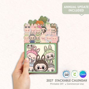 Può includere: Calendario impilabile 2027 con coniglietti dei cartoni animati in vari outfit. Il calendario ha un bordo verde e include il testo "Aggiornamento annuale incluso". Progettato per progetti fai-da-te stampabili e uso commerciale.