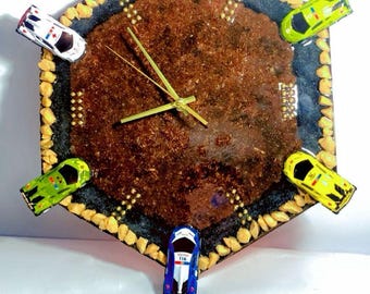 Reloj de resina de alta calidad personalizado con temática de coche, elaborado con piedras doradas y arena negra y marrón. El regalo ideal para cualquier ocasión.