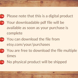 Op de afbeelding: Een cr&egrave;mekleurige kaart met tekst en tomatenillustraties op een houten achtergrond. De tekst vermeldt dat dit een digitaal product is, het PDF-bestand beschikbaar is na aankoop en kan worden gedownload van Etsy.