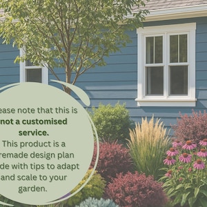 Op de afbeelding: Een tuinsc&egrave;ne met een blauw huis en ramen met witte kozijnen. De voorgrond toont verschillende planten, waaronder roze zonnehoeden en siergrassen. Tekst op de afbeelding luidt: "Let op: dit is geen service op maat."