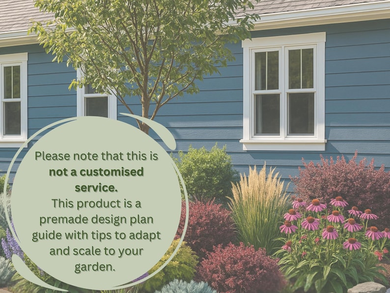 Op de afbeelding: Een tuinsc&egrave;ne met een blauw huis en ramen met witte kozijnen. De voorgrond toont verschillende planten, waaronder roze zonnehoeden en siergrassen. Tekst op de afbeelding luidt: "Let op: dit is geen service op maat."