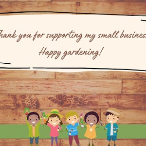 Puede incluir: Gracias por apoyar mi peque&ntilde;o negocio. &iexcl;Feliz jardiner&iacute;a! Ilustraci&oacute;n de seis ni&ntilde;os que sostienen herramientas de jardiner&iacute;a y plantas.