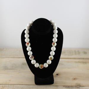 Vintage bead necklace with flowers made in Hong Kong