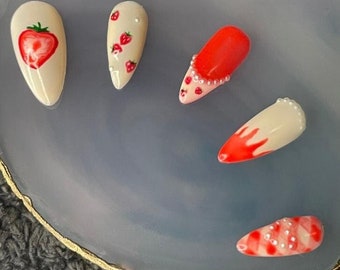 Stampa sulle unghie / Fragola / Nail art alla fragola / Unghie bianche e rosse come il latte / Unghie finte bianche e rosse come il latte / Unghie carine