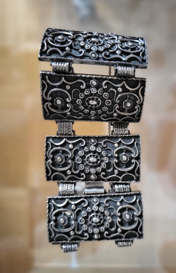 Antikes Gliederarmband mit ornamentalen Belötungen