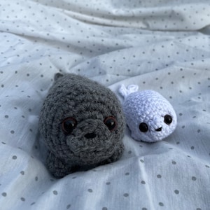 かぎ針編みのあみぐるみ かわいい赤ちゃんとお母さんアザラシのペア
