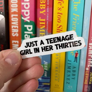 Gewoon een tienermeisje van in de dertig | Grappige sticker