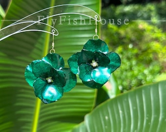 Green Preserved Hydrangea Earrings,Handmade Layered Real Flower Resin Dangles,Dainty Botanical Jewelry Gift,Layered Preserved Flower Dangles