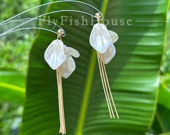 Handmade Shell Flower Dangle Earrings,Seashell Floral Drop Earrings,Minimal Beach Vacation Jewelry,Boho Accessory, Unique Handcrafted Gift
