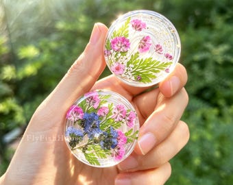 Soporte magnético para teléfono con flores de paniculata prensadas, soporte magnético de resina de nomeolvides secas, soporte para Kindle, soporte para Kindle floral bonito hecho a mano.