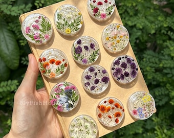 Soporte magnético para teléfono con flores secas de paniculata prensadas, soporte magnético de resina de nomeolvides auténticas, para Kindle, soporte Kindle floral bonito hecho a mano.