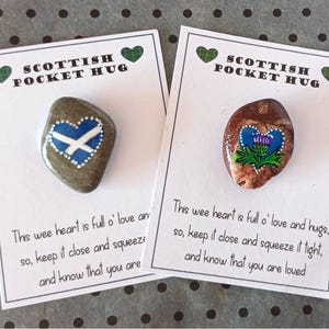 Guijarro de bolsillo escocés pintado a mano: cardo o aspa