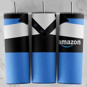 Op de afbeelding: Drie roestvrijstalen bekers met een blauw, wit en zwart gestreept ontwerp. De bekers hebben een zwarte kraag en een zwarte streep rond het midden. De beker rechts heeft het woord "amazon" in zwart erop gedrukt.