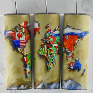 Op de afbeelding: Drie roestvrijstalen bekers met een wereldkaartontwerp met vlaggen van verschillende landen. De bekers zijn geschilderd in aquarelstijl op een beige achtergrond.