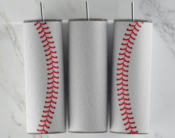 Puede incluir: Tres vasos blancos con un diseño de puntadas de béisbol. Los vasos son de acero inoxidable y tienen un acabado blanco, similar al cuero. El diseño de puntadas de béisbol es rojo y blanco.