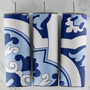 Può includere: Tre bicchieri isolati con coperchi e cannucce. I bicchieri presentano un motivo ripetuto di disegni floreali blu e bianchi, simile alle piastrelle tradizionali. I bicchieri sono cilindrici e hanno una cannuccia argentata.
