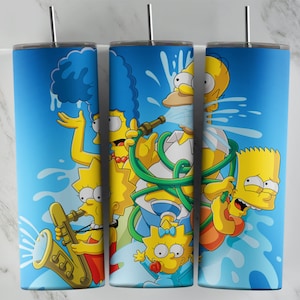 Op de afbeelding: Een set van drie blauwe en gele roestvrijstalen bekers met een cartoon afbeelding van de Simpsons-familie die met een tuinslang speelt. De bekers tonen Homer, Marge, Bart, Lisa en Maggie Simpson.