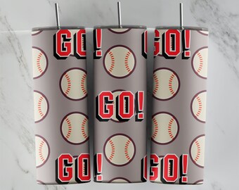 Puede incluir: Tres vasos de acero inoxidable con fondo gris y un patrón de pelotas de béisbol blancas. Los vasos tienen texto rojo que dice "GO!" en ellos.