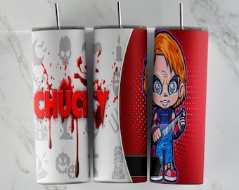 Peut inclure: Trois gobelets en acier inoxydable de 20 onces sur le thème de Chucky. Le premier gobelet a un fond blanc avec des éclaboussures de sang rouge et le mot "Chucky" en rouge. Le deuxième gobelet a un fond rouge avec un motif de toile d'araignée noir et blanc. Le troisième gobelet a un fond rouge avec une image de dessin animé de Chucky tenant un couteau.