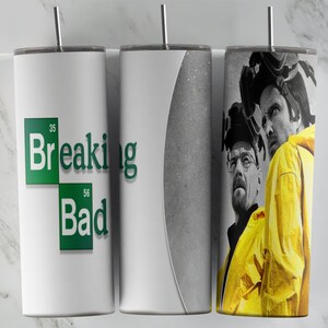 Puede incluir: Tres vasos de acero inoxidable con diferentes diseños. El primer vaso tiene un fondo blanco con las palabras "Breaking Bad" en texto verde y los símbolos químicos de los elementos bromo y bario. El segundo vaso tiene un diseño degradado gris y blanco. El tercer vaso tiene una foto de dos hombres con trajes amarillos de protección.