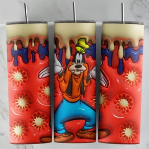 Puede incluir: Tres vasos con estampado rojo y blanco con una imagen de dibujos animados de Goofy en el vaso del medio. Los vasos tienen un diseño de goteo blanco, azul y rojo.
