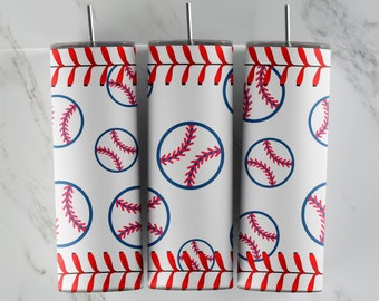 Puede incluir: Tres vasos blancos con diseños de béisbol rojos y azules. Los vasos tienen un patrón de puntadas de béisbol rojo y blanco alrededor de la parte superior.