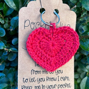 Taschenumarmungs-Schlüsselanhänger, handgefertigtes Häkelherz, ideal für Muttertag/Vatertag/Valentinstag/Geburtstag/Freundschaft