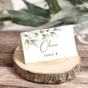 Plantilla de tarjeta de lugar para bodas, tarjetas con nombres de bodas verdes, tarjetas editables e imprimibles para lugares planos y de tiendas de campaña, decoración de mesa verde y dorada.