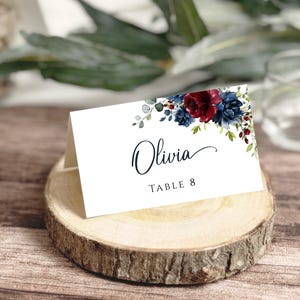 Modelo de cartão de nome para casamento, cartões de lugar para casamento em azul marinho e bordô, cartões de lugar planos e de tenda editáveis e imprimíveis, decoração de mesa de casamento.
