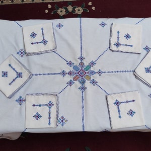 Toalha de Mesa Marroquina Branca com Bordados Azuis e Multicoloridos - Inclui 6 Guardanapos