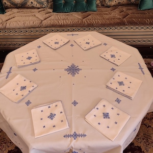 Marokkanische Tischdecke in weiß mit blauen Stickereien - quadratisches Tuch mit 8 Servietten