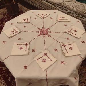 Marokkanische Tischdecke mit Roten Stickereien: Quadratisches Set mit 8 Servietten