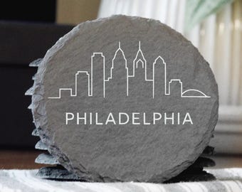 Posavasos de pizarra de una sola línea con el horizonte de Filadelfia, PA - Hechos a mano