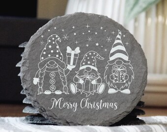 Posavasos navideños de pizarra grabados con láser: diseño de gnomo festivo